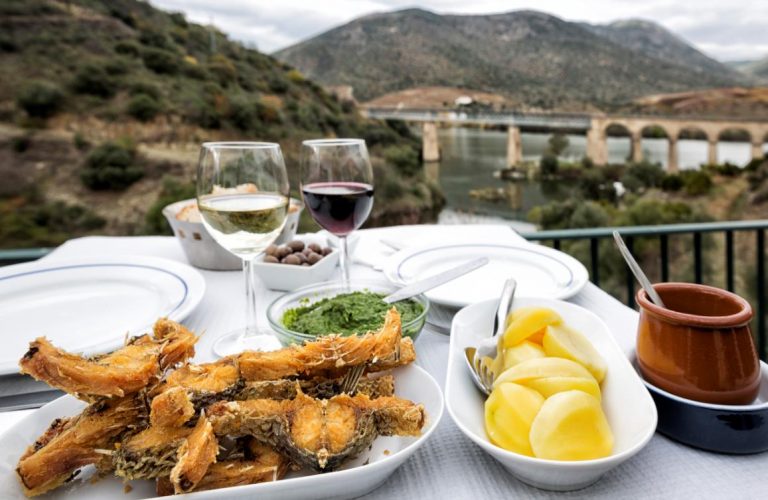 petiscaria-preguiça.-Peixe-frito-do-rio-douro-Ao-fundo-ponte-ferroviária-de-freixo-de-Nuno